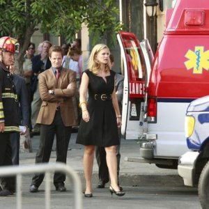 Jonny Lee Miller e Natasha Henstridge in una scena dell'episodio The Path di Eli Stone