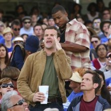 Jonny Lee Miller tra il pubblico di una partita di baseball nell'episodio Grace di Eli Stone