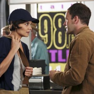 Katie Holmes e Jonny Lee Miller in un momento dell'episodio Grace di Eli Stone