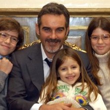 Pierre Cosso con i giovani protagonisti di Anna e i cinque in un'immagine promozionale della serie