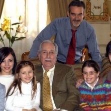 Riccardo Garrone, Pierre Cosso e Matteo Urzia con i giovani protagonisti di Anna e i cinque in un'immagine promozionale della serie