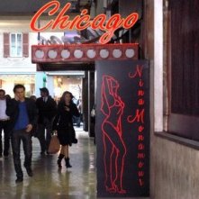 Sabrina Ferilli corre verso il night club 'Chicago' in una sequenza della fiction Anna e i cinque