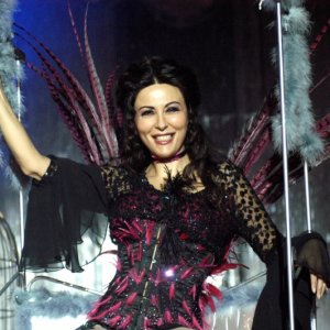 Sabrina Ferilli nei panni della spogliarellista Nina Monamour in una sequenza della fiction Anna e i cinque