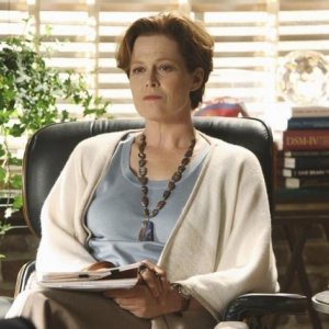 Sigourney Weaver in una scena dell'episodio The Path di Eli Stone