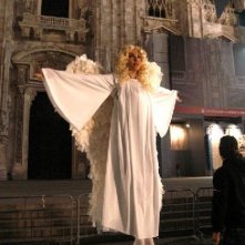 Una biondissima e 'angelica' Sabrina Ferilli in una scena di Anna e i cinque