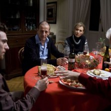 Elio Germano, Marco Baliani e Daniela Poggi in una scena del film Il passato è una terra straniera