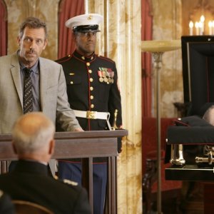 Hugh Laurie in una scena dell'episodio 'Birthmarks' della serie Dr House: Medical Division