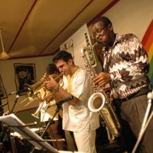 Il musicista Paolo Fresu (al centro) in un'immagine del film Zulu Meets Jazz