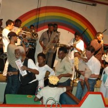 Il musicista Paolo Fresu (in fondo) in un'immagine del film Zulu Meets Jazz