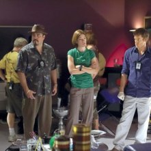 Jimmy Smits, David Zayas, Jennifer Carpenter, Michael C. Hall e C.S. Lee in una scena dell'episodio Our Father della serie Dexter