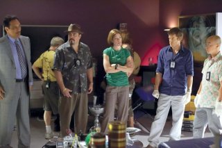 Jimmy Smits, David Zayas, Jennifer Carpenter, Michael C. Hall e C.S. Lee in una scena dell'episodio Our Father della serie Dexter