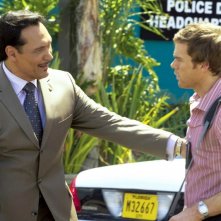 Jimmy Smits e Michael C. Hall in un'immagine dell'episodio Finding Freebo della serie Dexter