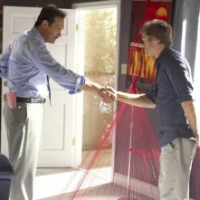 Jimmy Smits e Michael C. Hall in una scena dell'episodio Our Father della serie Dexter