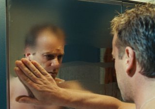 Kiefer Sutherland è protagonista nel film Riflessi di paura