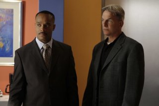 Mark Harmon e Rocky Carrol nell'episodio 'Capitol Offense' della serie tv Navy NCIS