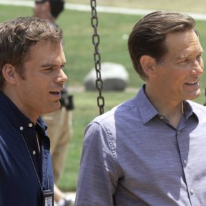 Michael C. Hall e James Remar in un'immagine dell'episodio Finding Freebo della serie Dexter
