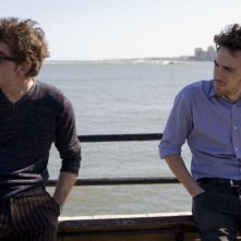 Michele Riondino e Elio Germano in una scena de Il passato è una terra straniera