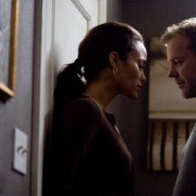 Paula Patton e Kiefer Sutherland in una scena del film Riflessi di paura