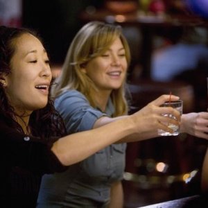 Sandra Oh e Ellen Pompeo nell'episodio 'Brave New World' della serie Grey's Anatomy