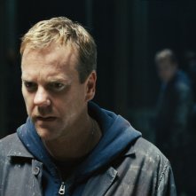 Un primo piano di Kiefer Sutherland, protagonista del film Riflessi di paura
