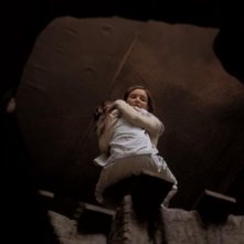 Calista Flockhart in una scena drammatica del thriller Fragile