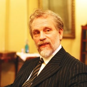 John Malkovich interpreta Gustav Klimt in una sequenza del film di Raoul Ruiz