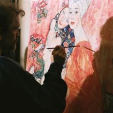 John Malkovich interpreta Gustav Klimt in una sequenza della biopic di Raoul Ruiz