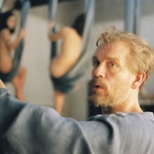 John Malkovich nei panni di Gustav Klimt in una sequenza del film di Raoul Ruiz