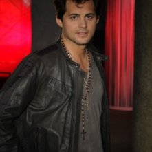 Kristoffer Polaha in un'immagine promozionale della serie TV Valentine