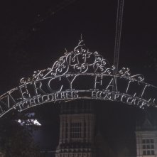 L'ingresso del sinistro e fatiscente Mercy Falls in una scena di Fragile