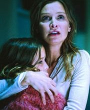 Yasmin Murphy con Calista Flockhart in una scena di Fragile