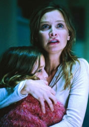 Yasmin Murphy con Calista Flockhart in una scena di Fragile