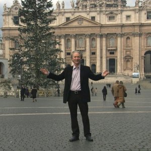 Bill Maher a Città del Vaticano in un'immagine del documentario Religulous