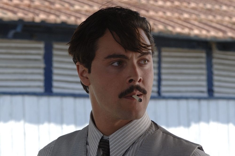 Jack Huston in una scena di The Garden of Eden