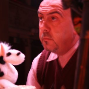 Claudio Bellanti in scena a teatro con Il mistero dell'assassino misterioso