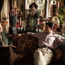 Colin Firth e Ben Barnes in una scena del film Easy Virtue