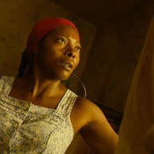 Félicité Wouassi in una scena del film Aide toi et le ciel t'aidera - Whit a Little Help From Myself