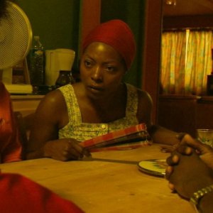 Félicité Wouassi in una scena di Aide toi et le ciel t'aidera - Whit a Little Help From Myself