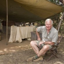 Il regista John Irvin sul set del film The Garden of Eden