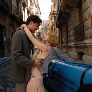 Jack Huston e Mena Suvari in una scena di The Garden of Eden