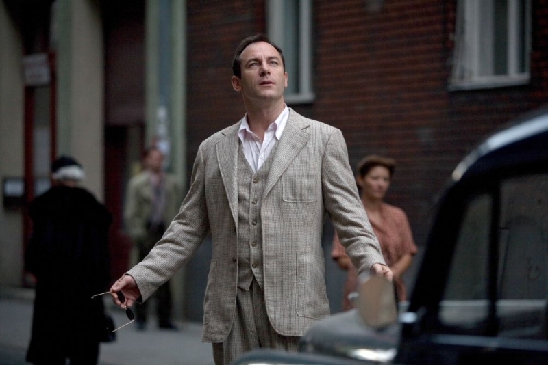 Jason Isaacs in una scena del film Good