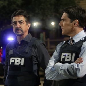 Joe Mantegna, nel ruolo di David Rossi e Thomas Gibson in una scena dell'episodio 'Paradise' della serie tv Criminal Minds