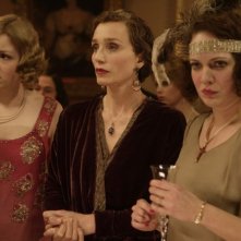 Kimberley Nixon e Kristin Scott Thomas in una scena del film Easy Virtue