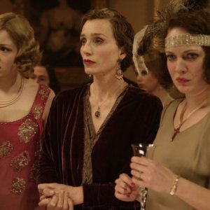 Kimberley Nixon e Kristin Scott Thomas in una scena del film Easy Virtue