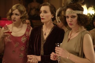 Kimberley Nixon e Kristin Scott Thomas in una scena del film Easy Virtue