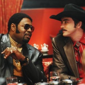 Lee Pace insieme a Chi McBride nell'episodio 'Dim Sum, Lose Some' della serie televisiva Pushing Daisies