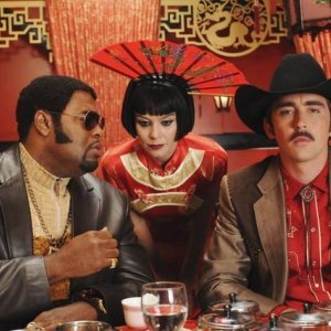 Lee Pace insieme ad Anna Friel e Chi McBride nell'episodio 'Dim Sum, Lose Some' della serie televisiva Pushing Daisies