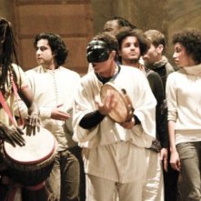 Massimo Ranieri nei panni di Pulcinella in un'immagine del film L'ultimo Pulcinella