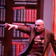 Paolo Bellanti in una scena dello spettacolo Il mistero dell'assassino misterioso di Lillo e Greg