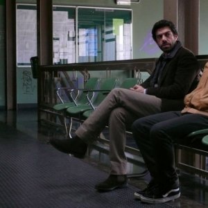 Pierfrancesco Favino e Michele Alhaique in un'immagine del film L'uomo che ama